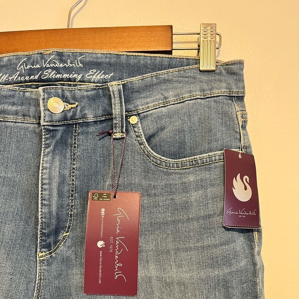 NWT Gloria Vanderbilt, all around slimming shaping jeans - Picture 2 of 6